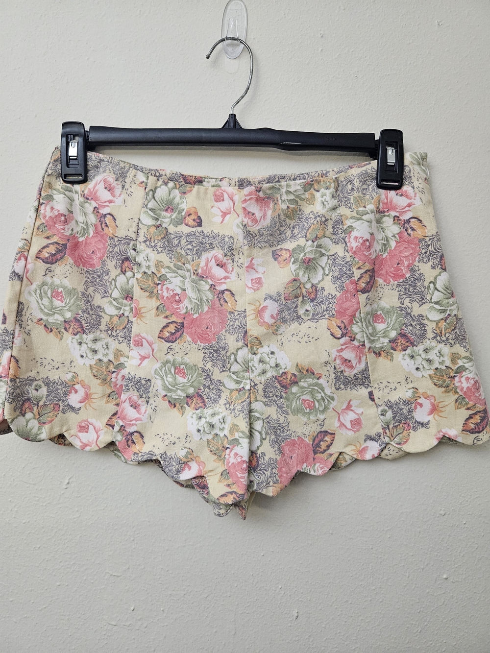Floral Scallop Hem Women’s Shorts - Pink Floral